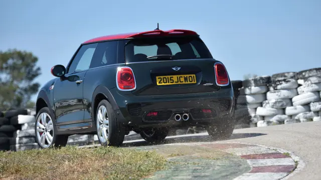 Mini John Cooper Works 2015 trasera