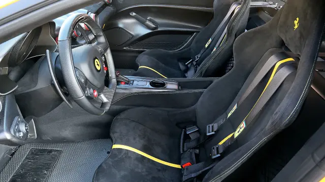 Ferrari F12 tdf asientos