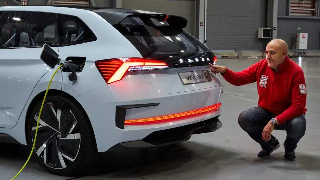 Por primera vez, la palabra Skoda aparece en la trasera, en lugar del logotipo