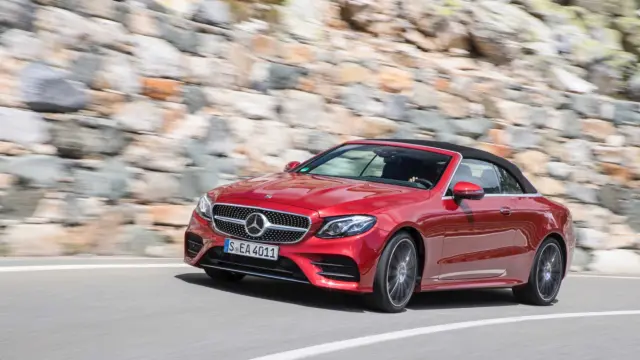 Tanto los colores como algunos acabados del interior son exclusivos del cabrio