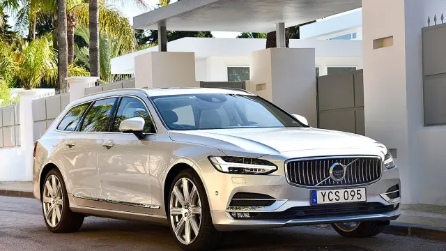 Prueba: Volvo V90 2016 lateral faros ciudad