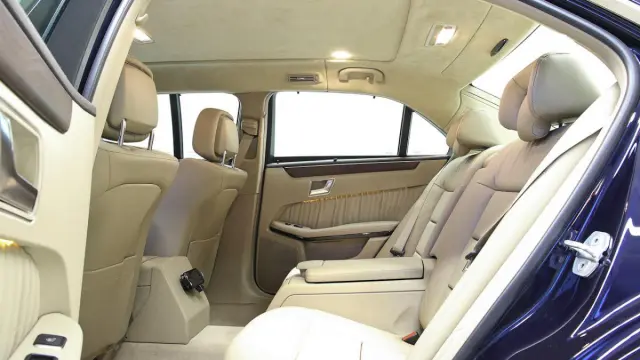 Mercedes clase e limusina seis puertas acceso
