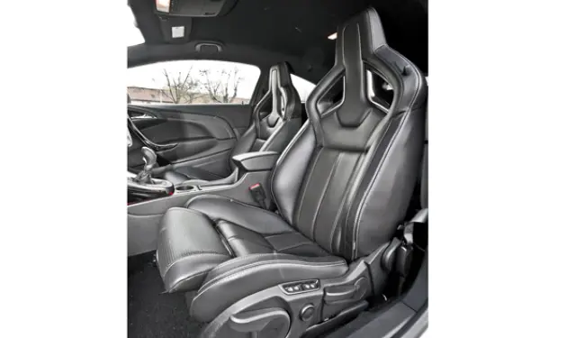 Opel Astra OPC 2012 asientos