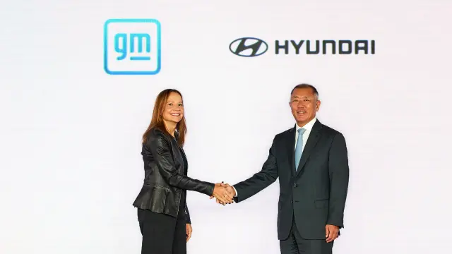 Mary Barra, CEO de General Motors, y Euisun Chung, CEO del Grupo Hyundai