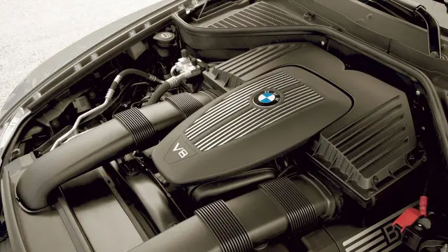 Motor V8 N62 B48.