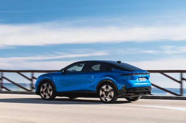 Tiene una autonomía de 557 km con llantas de 20 y 503 con 21"