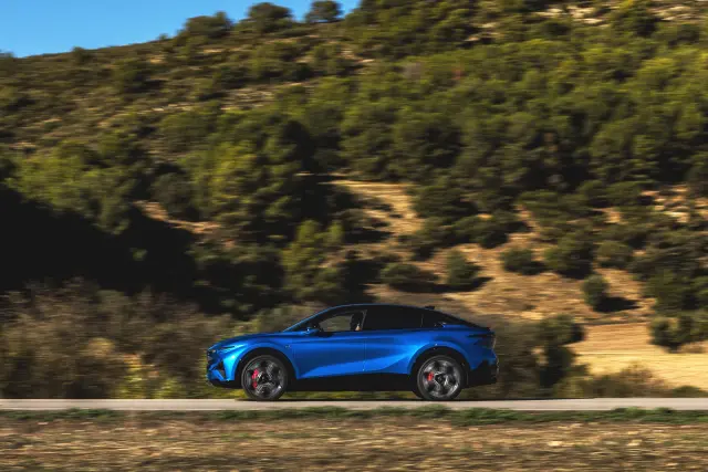 Tiene tres motores de 98,3 kW (unos 133 CV) cada uno para conseguir tracción integral (hay dos detrás) y 295 kW (400 CV).