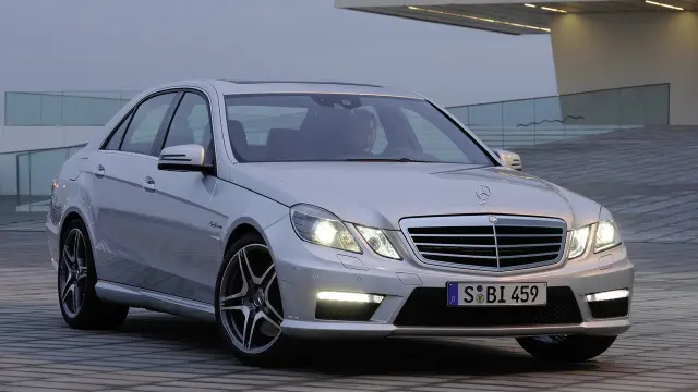 Mercedes Clase E W212 AMG con el motor V8 6.2 de 525 CV