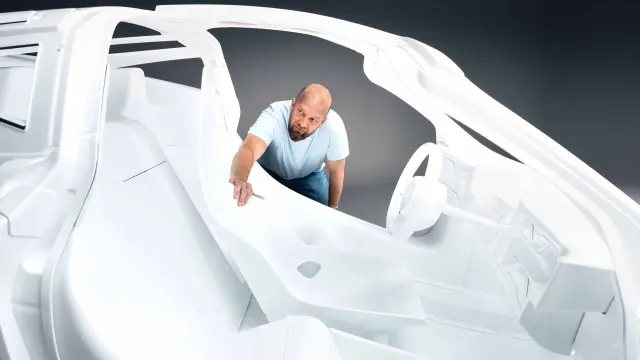 La célula está hecha en fibra de carbono y alberga a tres personas. El conductor está en posición central, como en el McLaren F1.