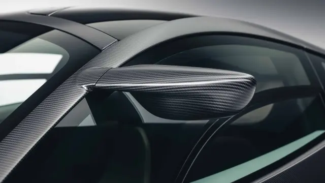 "Basado en el McLaren 750S" no quiere decir que cambian cuatro cosas y punto. Por ejemplo, del pilar A ahora sale el retrovisor.
