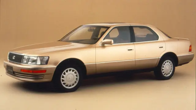 Lexus LS 400.
