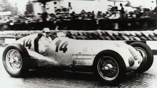 Rudolf Caracciola conduce el Mercedes W125 en el Gran Premio de Suiza de 1937.