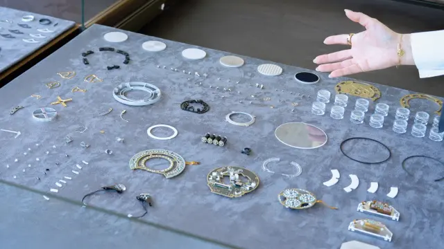 Detalles del cuadro de instrumentos analógico del Bugatti Tourbillon.