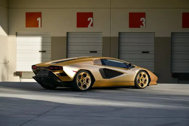 Lamborghini Countach LPI 800-4 subastado en Bring a Trailer