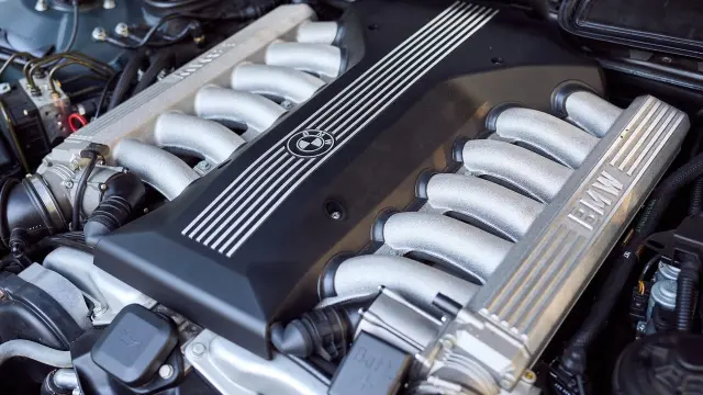 Motor V12 M70B50.