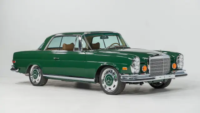 Mercedes 280SE (W111) restomod de Retro Designs con el motor M113 de AMG