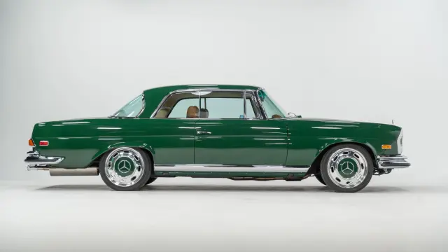 Mercedes 280SE (W111) restomod de Retro Designs con el motor M113 de AMG