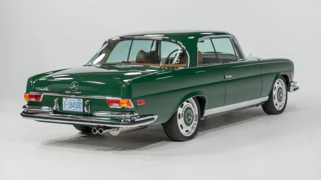 Mercedes 280SE (W111) restomod de Retro Designs con el motor M113 de AMG