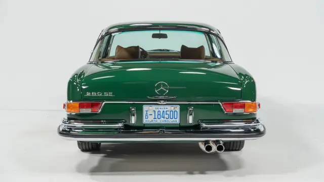 Mercedes 280SE (W111) restomod de Retro Designs con el motor M113 de AMG