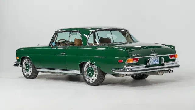Mercedes 280SE (W111) restomod de Retro Designs con el motor M113 de AMG