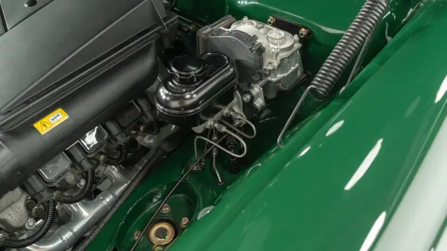 Mercedes 280SE (W111) restomod de Retro Designs con el motor M113 de AMG