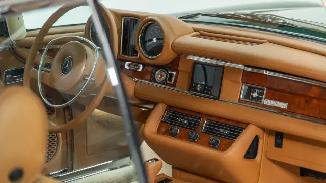 Mercedes 280SE (W111) restomod de Retro Designs con el motor M113 de AMG