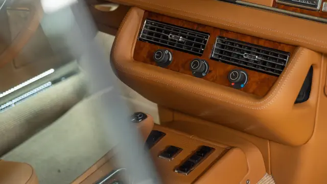 Mercedes 280SE (W111) restomod de Retro Designs con el motor M113 de AMG
