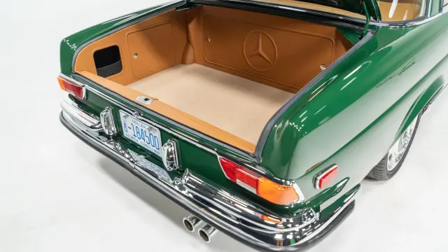 Mercedes 280SE (W111) restomod de Retro Designs con el motor M113 de AMG