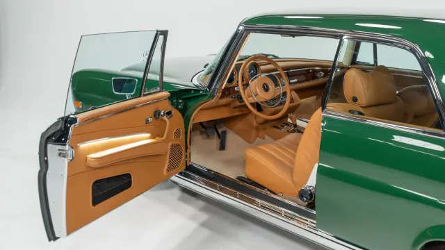 Mercedes 280SE (W111) restomod de Retro Designs con el motor M113 de AMG