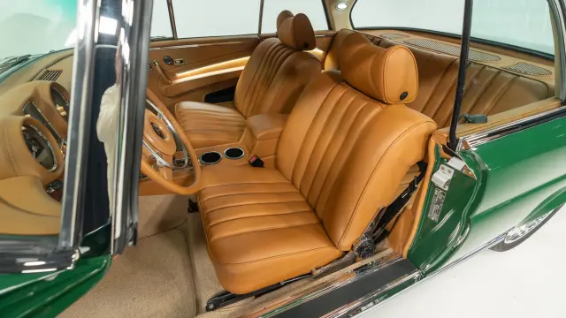 Mercedes 280SE (W111) restomod de Retro Designs con el motor M113 de AMG