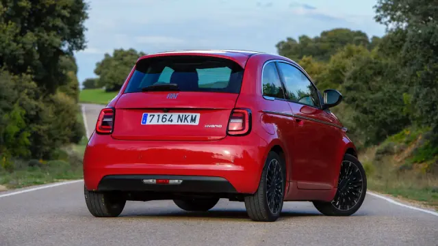 Tres cuartos trasero del Fiat 500 Híbrido