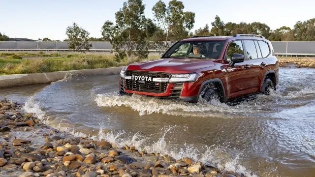Toyota Land Cruiser 300 Hybrid 2026.