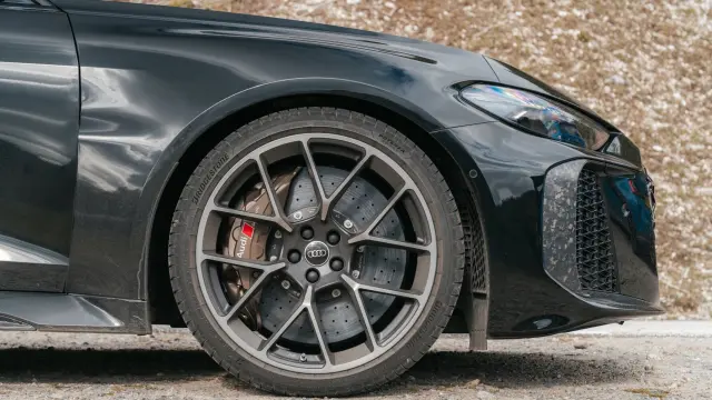 Audi RS5 Avant vs BMW M3 CS Touring