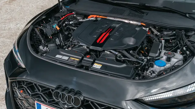 Audi RS5 Avant vs BMW M3 CS Touring