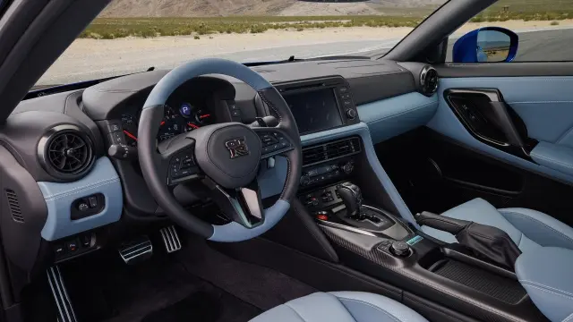 Interior del Nissan GT-R.