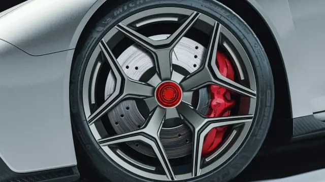 Los frenos los pone Brembo y pueden tener discos de acero o carbocerámicos.