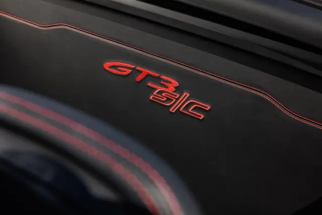 Sí, el 911 Cabrio con el tratamiento GT3 recibe el apellido S/C.