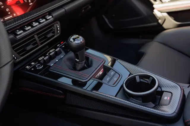 El cambio es manual de seis velocidades. No hay automático, algo previsible teniendo en cuenta que dos tercios de los pedidos del GT3 Touring son con pedal de embrague.