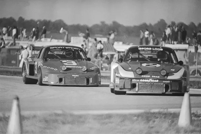 Martino Finotto (izq. en un 935) intenta adelantar a Manfred Shurti (Porsche 935/77A) en las 24 Horas of Daytona en el Daytona International Speedway el 4 de febrero de 1979.
