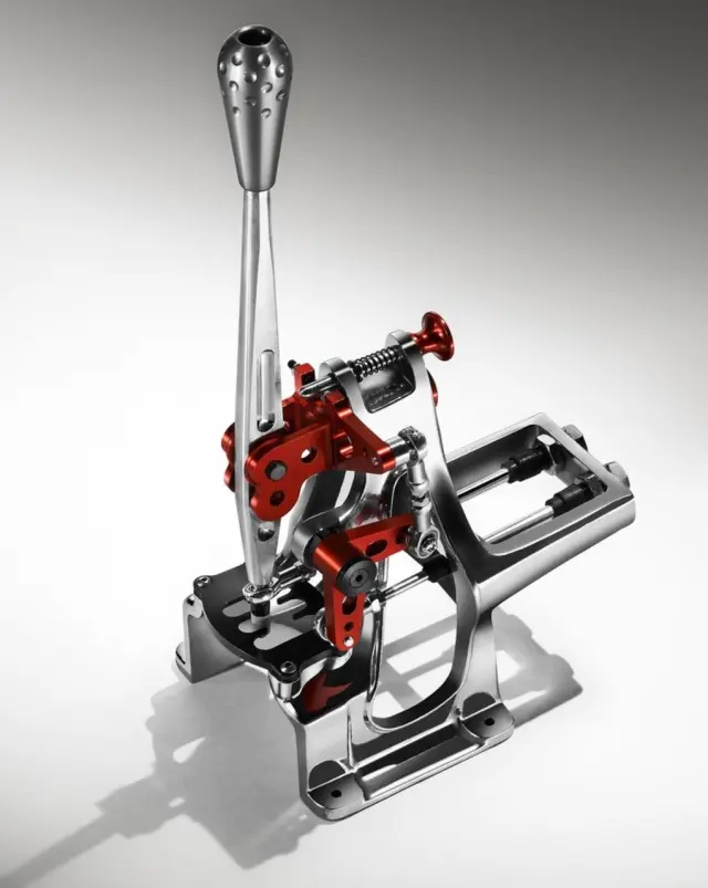 Cambio de acoplamientos frontales del Abarth 696 Biposto.