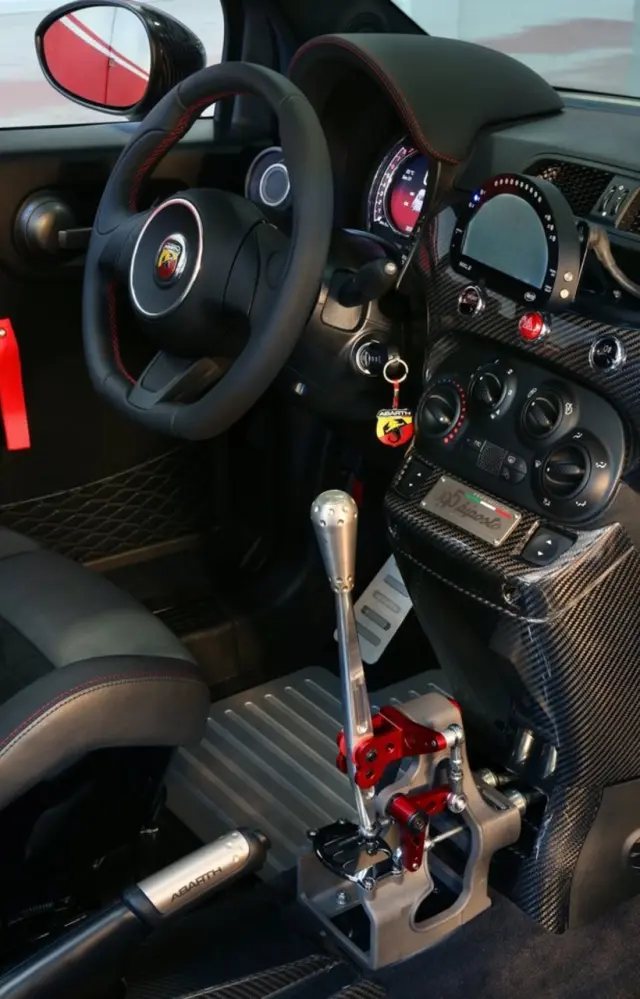Cambio de acoplamientos frontales del Abarth 696 Biposto.
