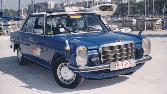 Mercedes-Benz 240D W115 de Gregorios Sachinidis.