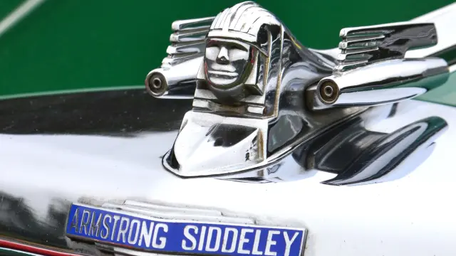 La esfinge en un modelo de Armstrong Siddeley