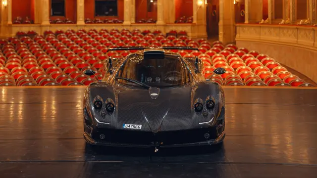 Los dos Pagani Zonda 760 RS en la sesión de fotos en la Ópera Nacional de Hungría