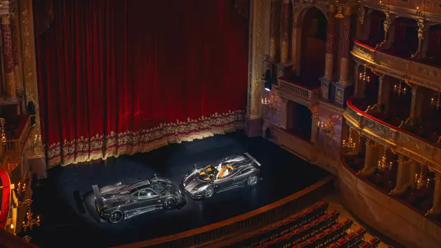 Los dos Pagani Zonda 760 RS en la sesión de fotos en la Ópera Nacional de Hungría