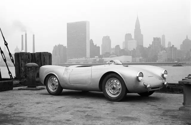 Imagen de la presentación del Porsche 550 Spyder en Nueva York